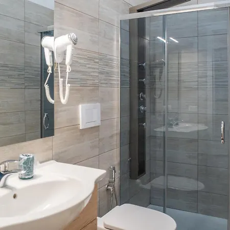 Whitehouse Oda ve Kahvaltı 3*